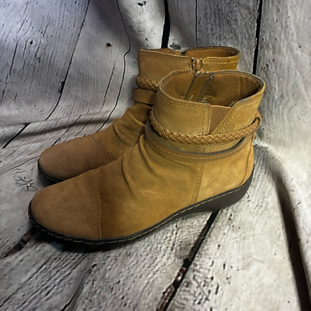 Clarks Collection Women’s Cora Braid Suede Ankle Boots‎ Tan Brown Booties Size 9